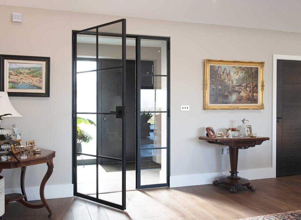 Стеклянные двери в квартире и офисе: преимущества и особенности